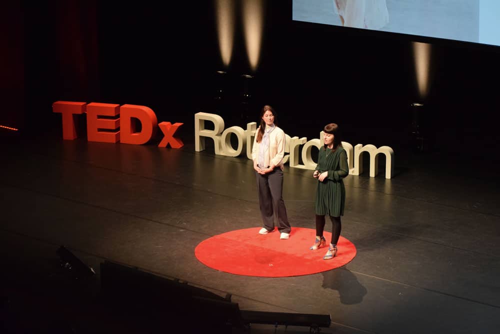 Laura and Ilfa speaking at TEDx Rotterdam 📷 Sjoerd Feenstra