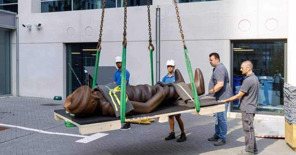 Human sculptures admitted to Erasmus MC - art exhibitionc