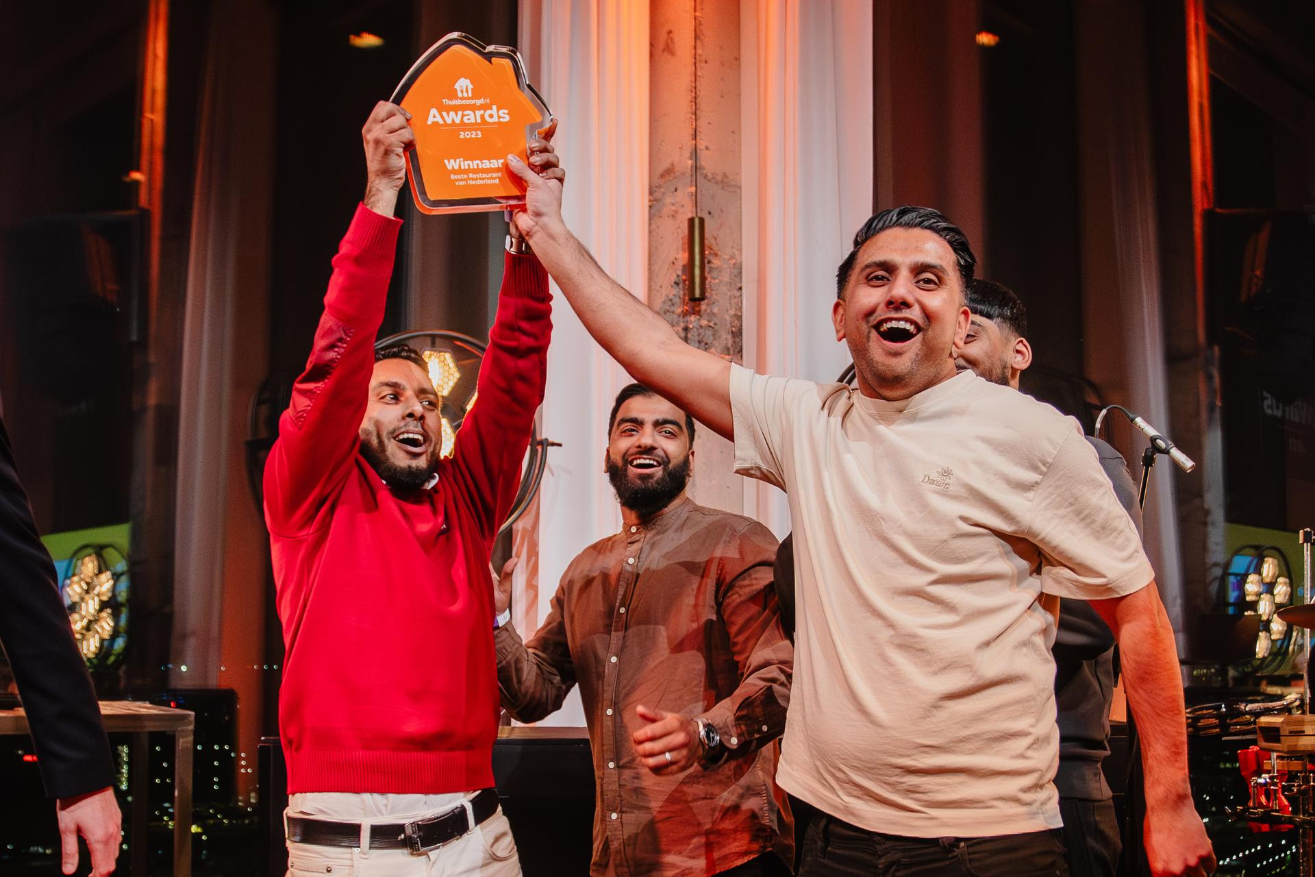 Owners of Burgers & Frites from Rotterdam holding the Thuisbezorgd.nl Award 2023 for Best Delivery Restaurant in the Netherlands and Best in Rotterdam. Photo credits: Fitchd