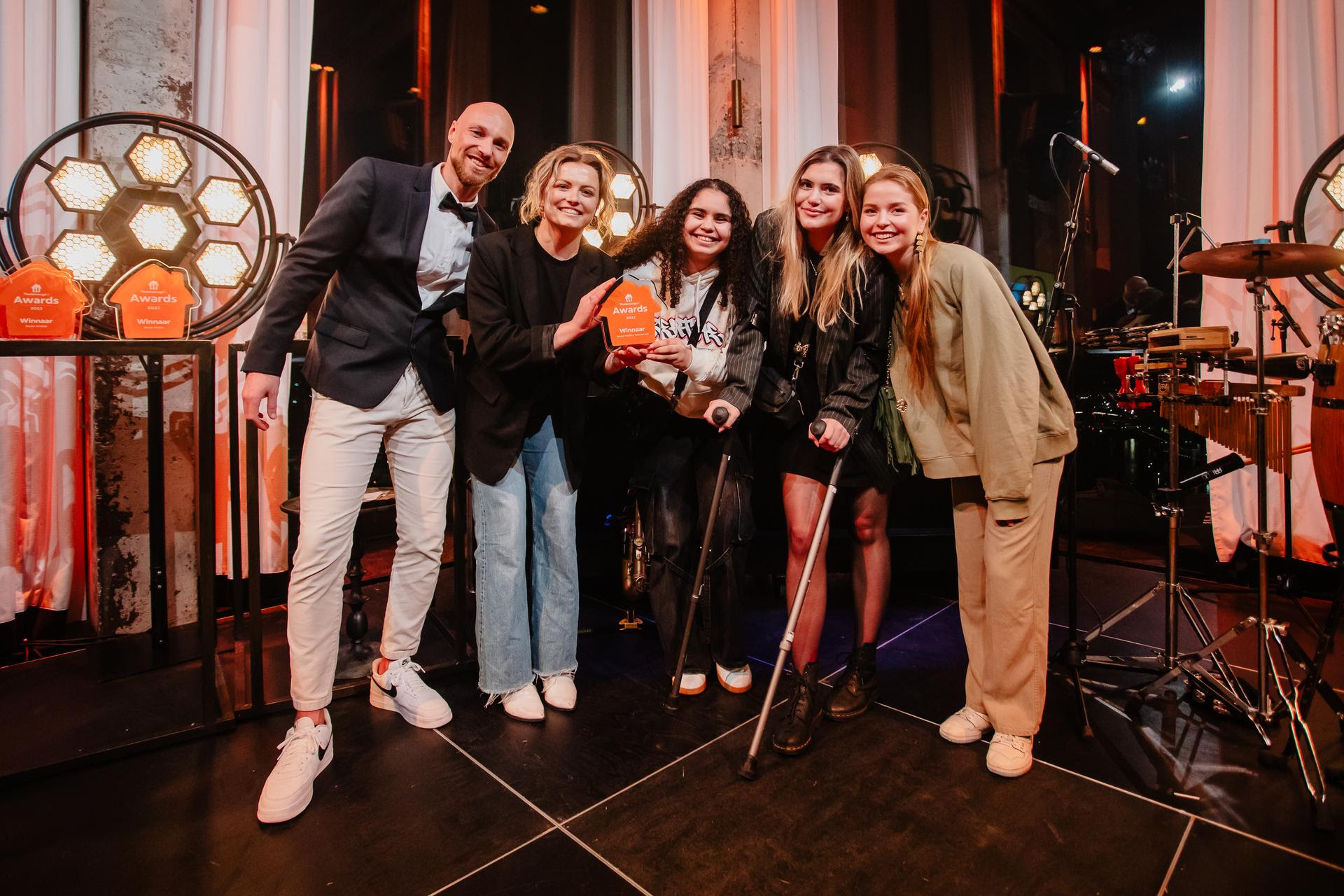 Owner of SNOEI, Naomi Snoei (second from the left), with her team from Rotterdam, holding the Thuisbezorgd.nl Award 2023 for Best Healthy Restaurant in the Netherlands. Photo credits: Fitchd