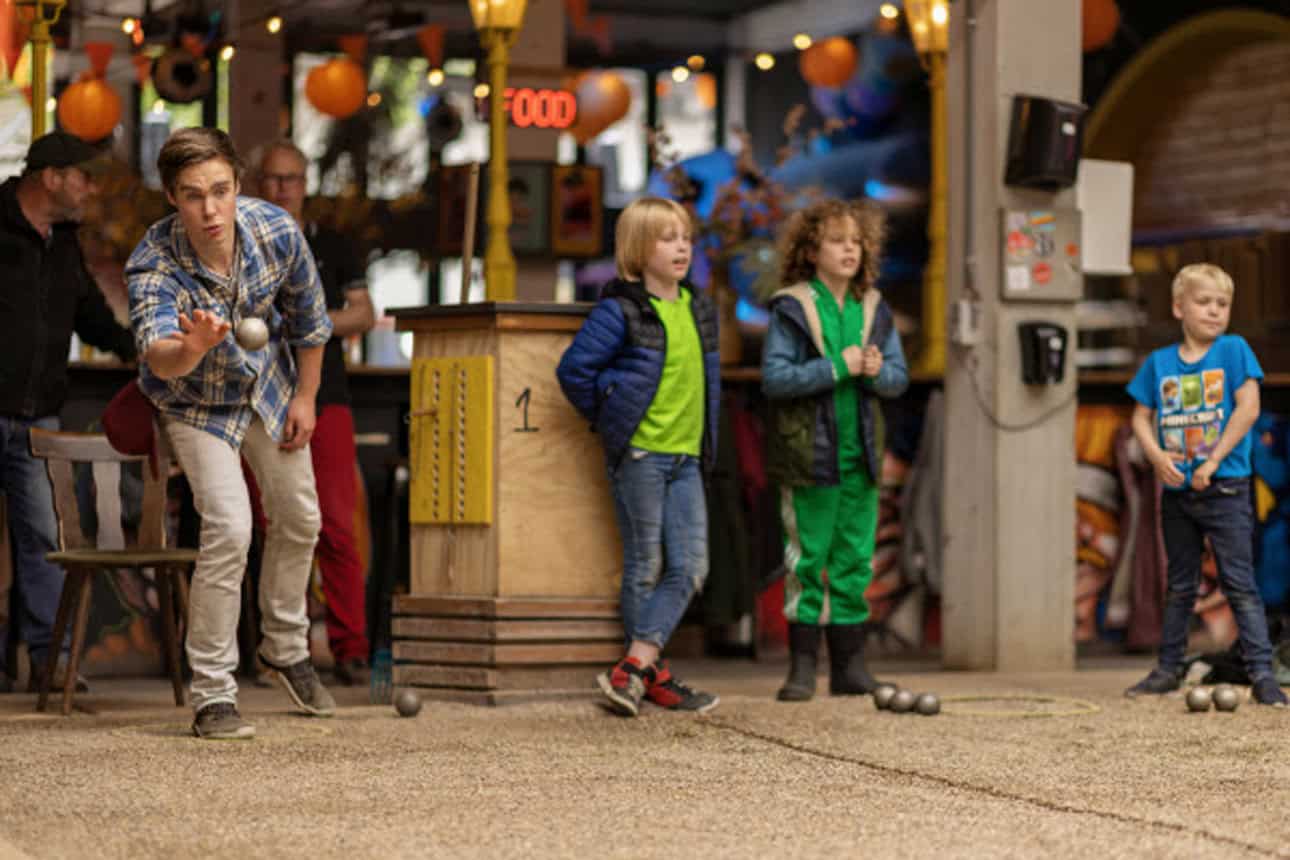 Enjoy free summer activities at Mooie Boules Rotterdam, including games, karaoke, and more. Events every Friday and special kids' sessions in July and August.