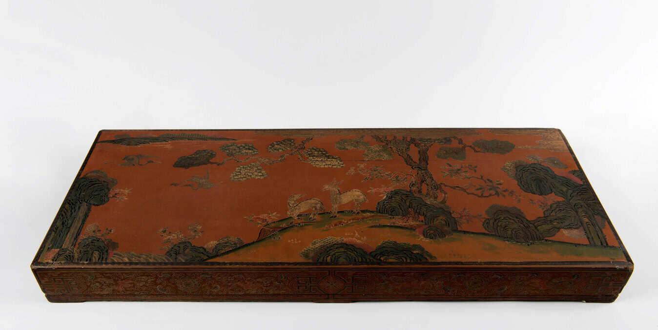 This object is a lacquered stationery box from China, dating back to the period between 1661 and 1722. It is part of the collection at the Wereldmuseum, with the reference number RV-1653-1.