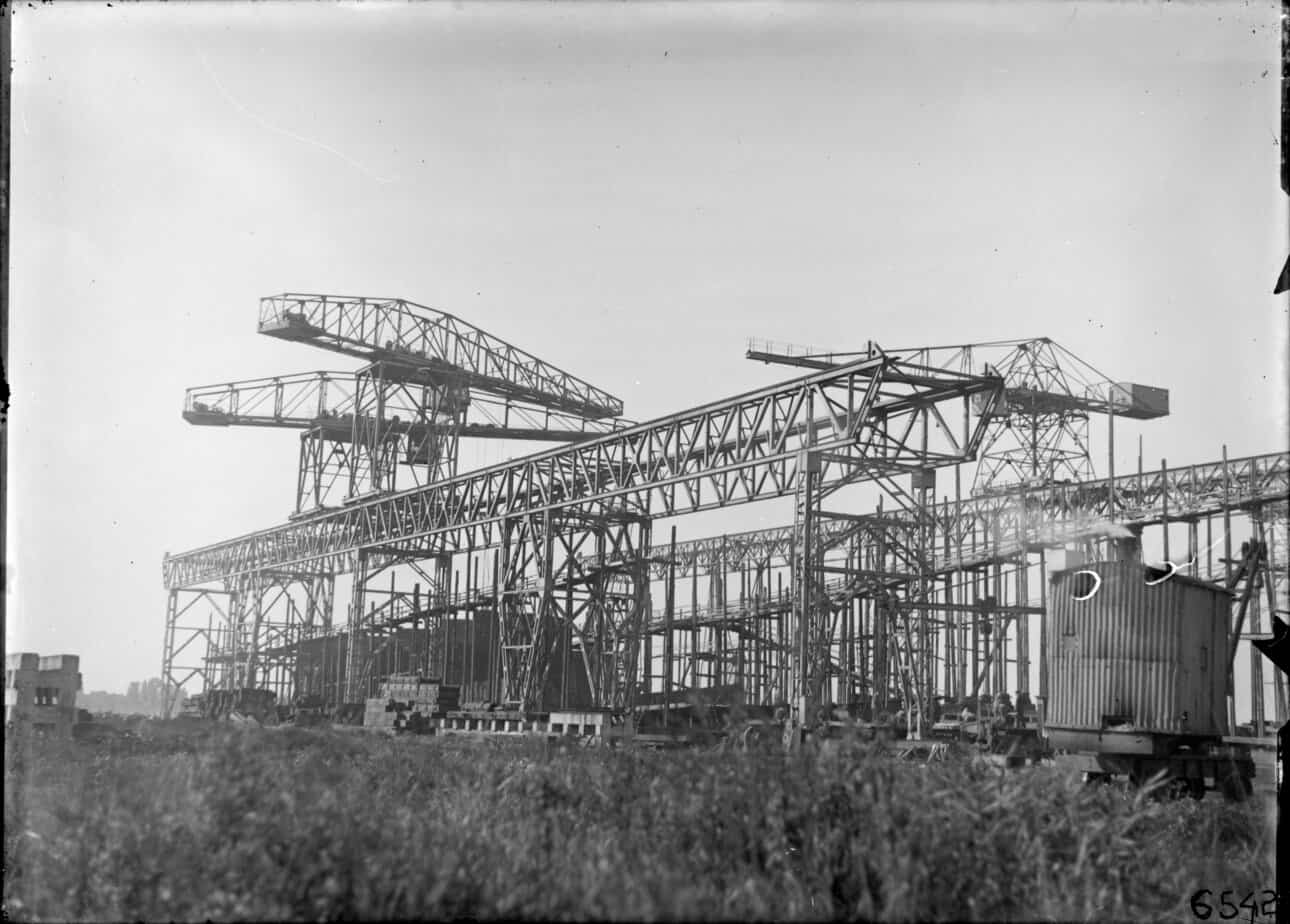 This image shows the shipyard "Scheepswerf De Nieuwe Waterweg" in 1927, located in Rotterdam. It is part of the collection of the Rotterdam City Archives (Stadsarchief Rotterdam), specifically from the RDM collection (toegang 4181). The photo captures the large industrial cranes and structural framework typical of shipyards from that era, reflecting the industrial heritage of Rotterdam.