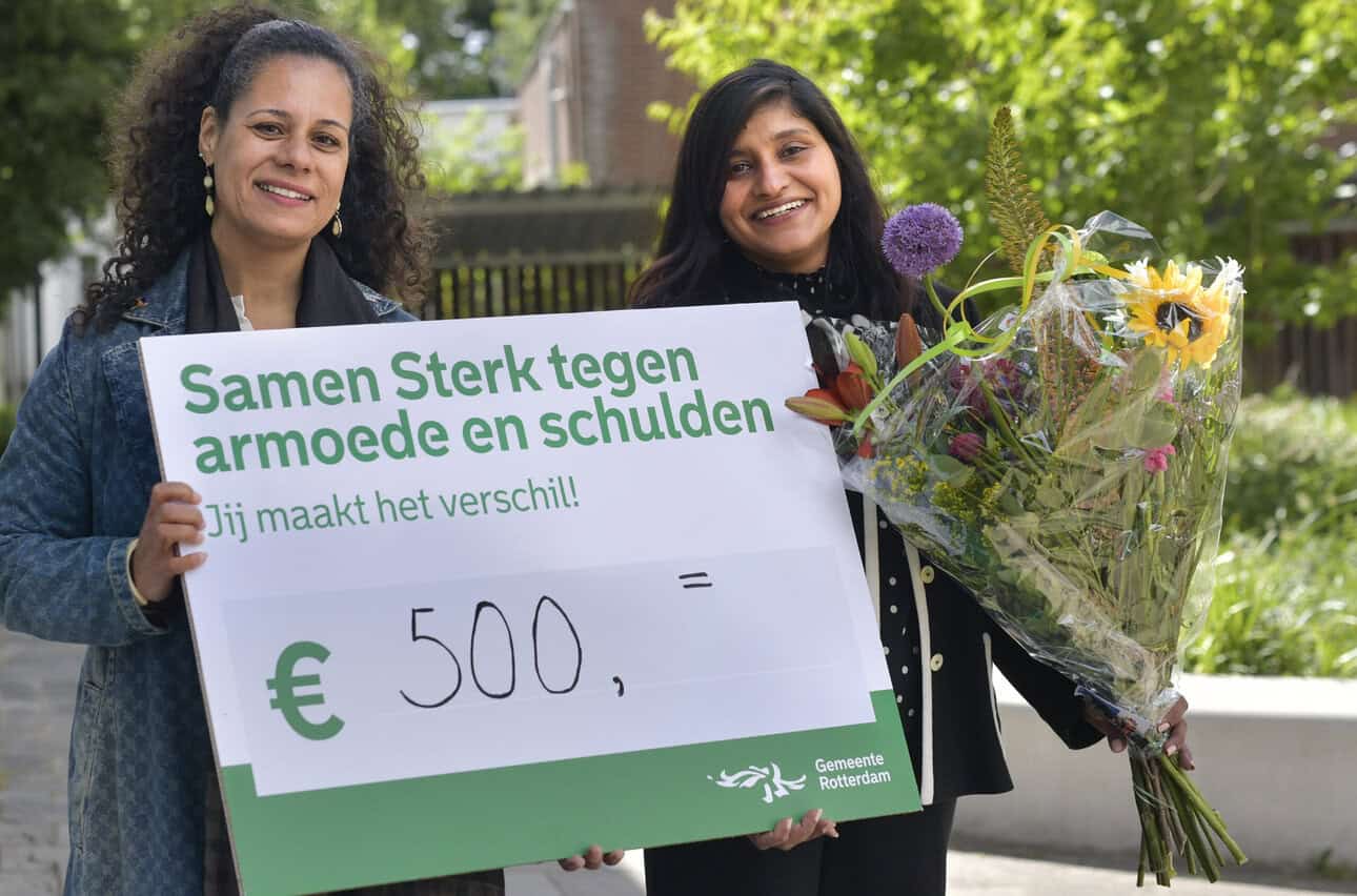 Overschie resident Bibi Fazal received a €500 award from Rotterdam for years of work collecting and distributing food and essentials in her neighbourhood.