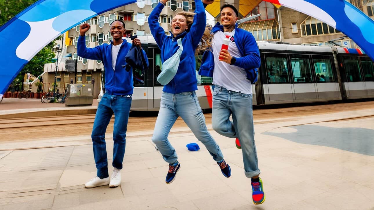 Teams race to find hidden “vossen” (foxes) on the RET network in Rotterdam. Solve clues, explore the city, and win €5k for a local cause on 9 October.