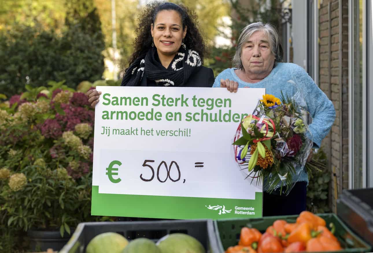 Schiebroek resident Loes Zwarts runs a weekly food hand-out for 45 families who miss food bank support. Rotterdam thanked her with a €500 cheque.