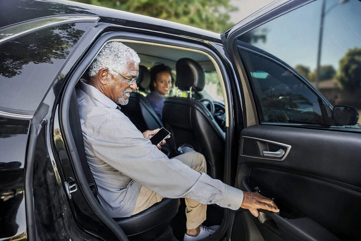 On Senior Citizens’ Day (Ouderendag), Rotterdam highlights senior mobility concerns as Uber launches Senior Accounts and a simplified app mode.