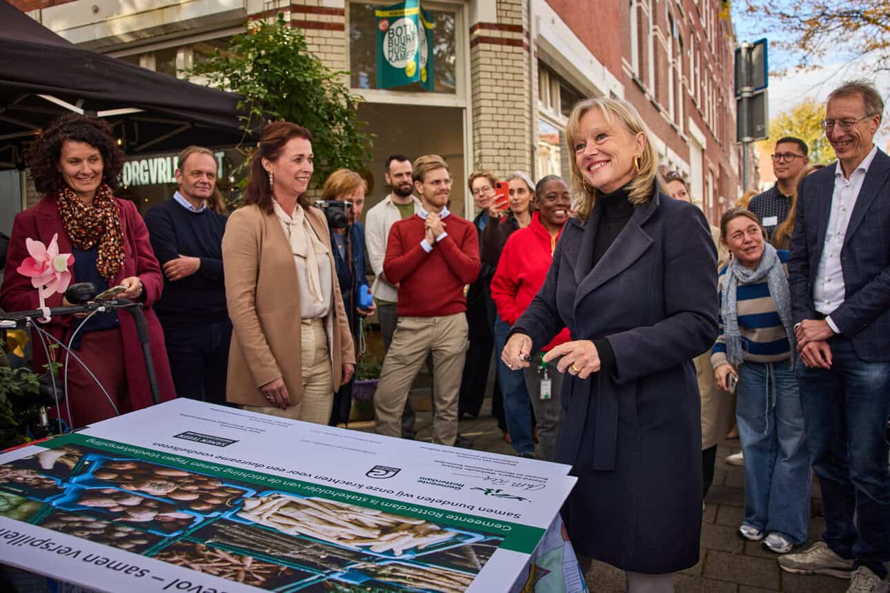 Rotterdam and South Holland partner with Samen Tegen Voedselverspilling to expand food waste initiatives and support local sustainable projects.