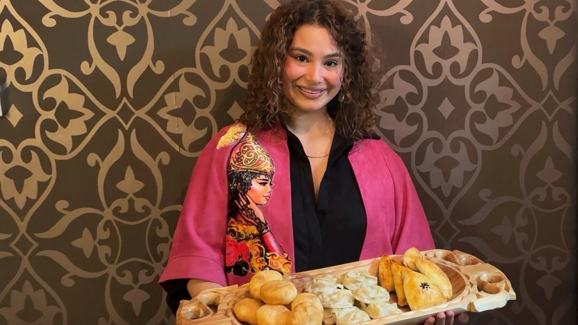 Through Mooncake’s rotating lunch pop-up, Rotterdam now hosts something truly uncommon: home-cooked dishes from Kazakhstan, prepared by mother-and-daughter duo Zhanna and Aleyna. Their menu is available until 23 November.