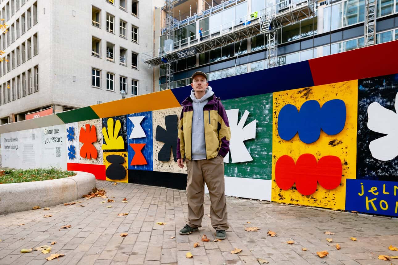 Jelmer Konjo unveils a colourful installation at EDGE Coolsingel, transforming the construction site into a playful public artwork in the heart of Rotterdam.