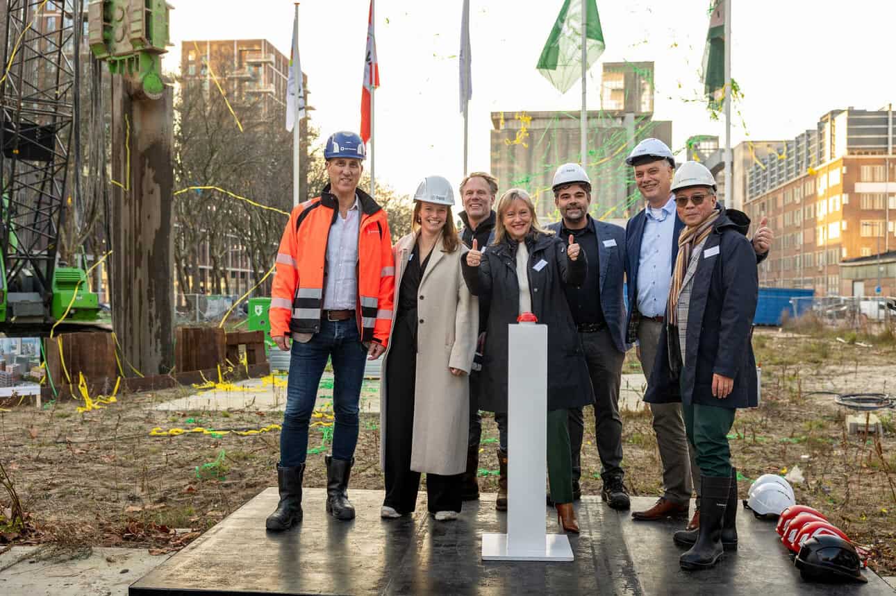 Alderman Chantal Zeegers of the Municipality of Rotterdam with representatives of BPD Bouwfonds Gebiedsontwikkeling, Van Wijnen and BPD Woningfonds.