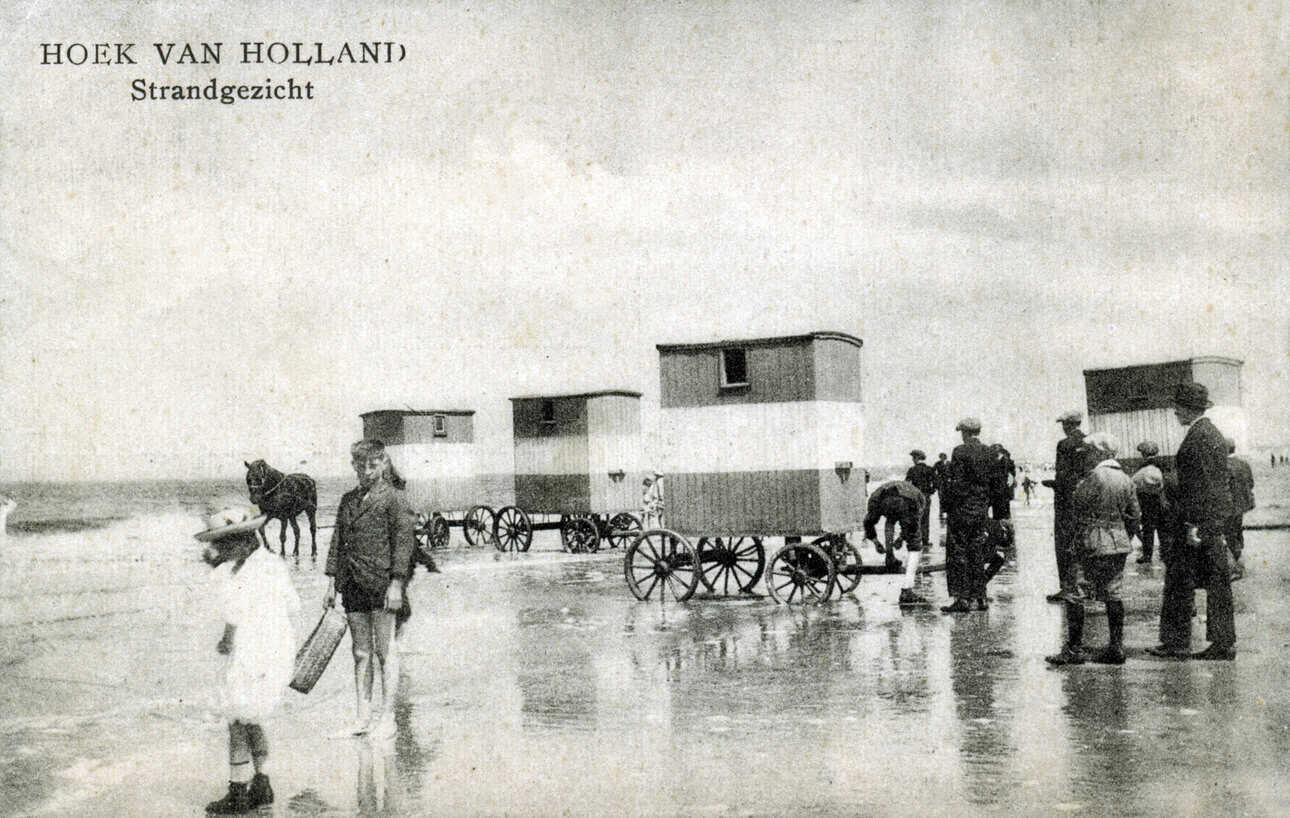 A replica badkoets tours Hoek van Holland as Museum Rotterdam collects stories of beach life. Find where to see it and how to contribute.