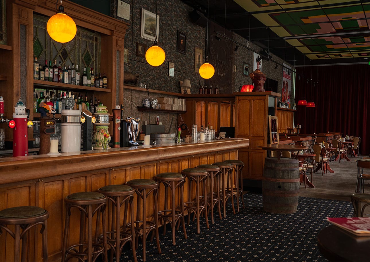 Villa Kakelbont has returned to Rotterdam with a new café behind the Meent, bringing vintage interiors, pub classics, board games and a relaxed city-living-room feel.