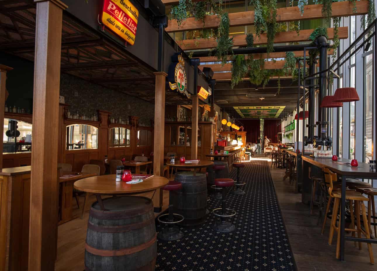 Villa Kakelbont has returned to Rotterdam with a new café behind the Meent, bringing vintage interiors, pub classics, board games and a relaxed city-living-room feel.