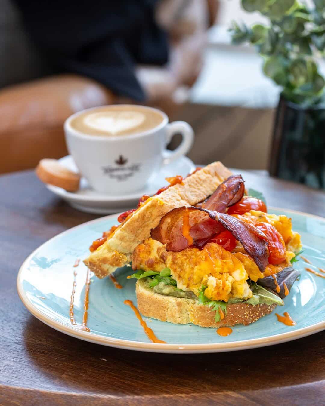 Barista Cafe has opened on Rotterdam’s Oude Binnenweg, bringing coffee, breakfast and lunch to a familiar corner in the city centre.