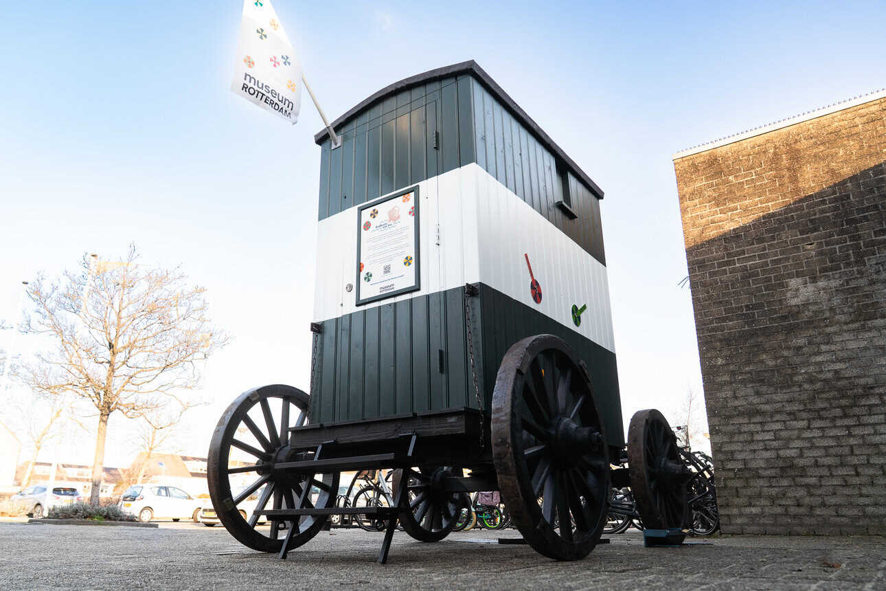 Museum Rotterdam’s badkoets (bathing carriage) will spend April at Bibliotheek Hoek van Holland with free activities, local stories and a focus on beach culture.