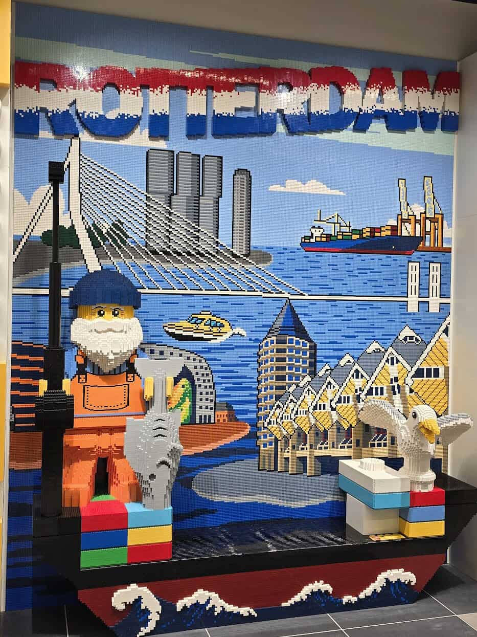 The local showpiece inside the store is a custom wall installation inspired by Rotterdam itself. The decorative build features the Erasmus Bridge, the Cube Houses and the Port of Rotterdam, turning the city skyline into a large-scale LEGO display.