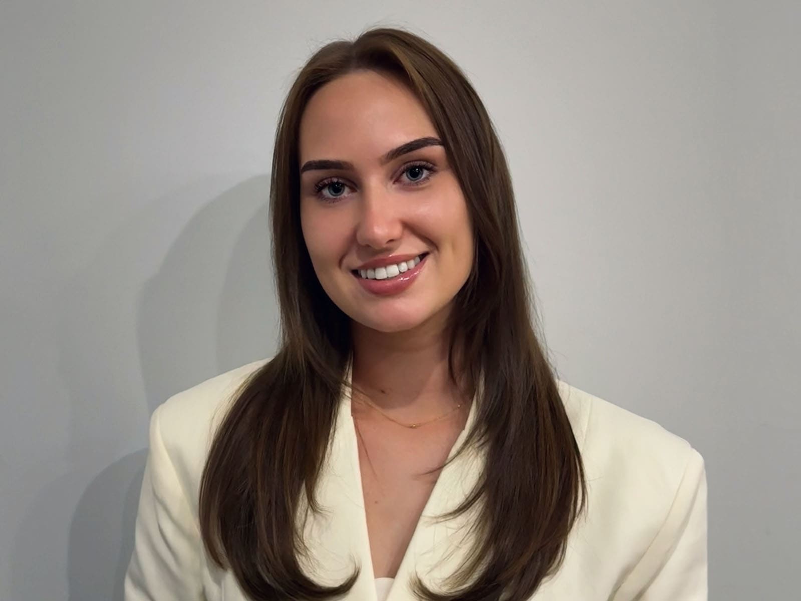 Lisa Kofflard, happiness coach at Inner Smile Company, shares practical insights on employee wellbeing, work pressure and keeping Rotterdam teams engaged.