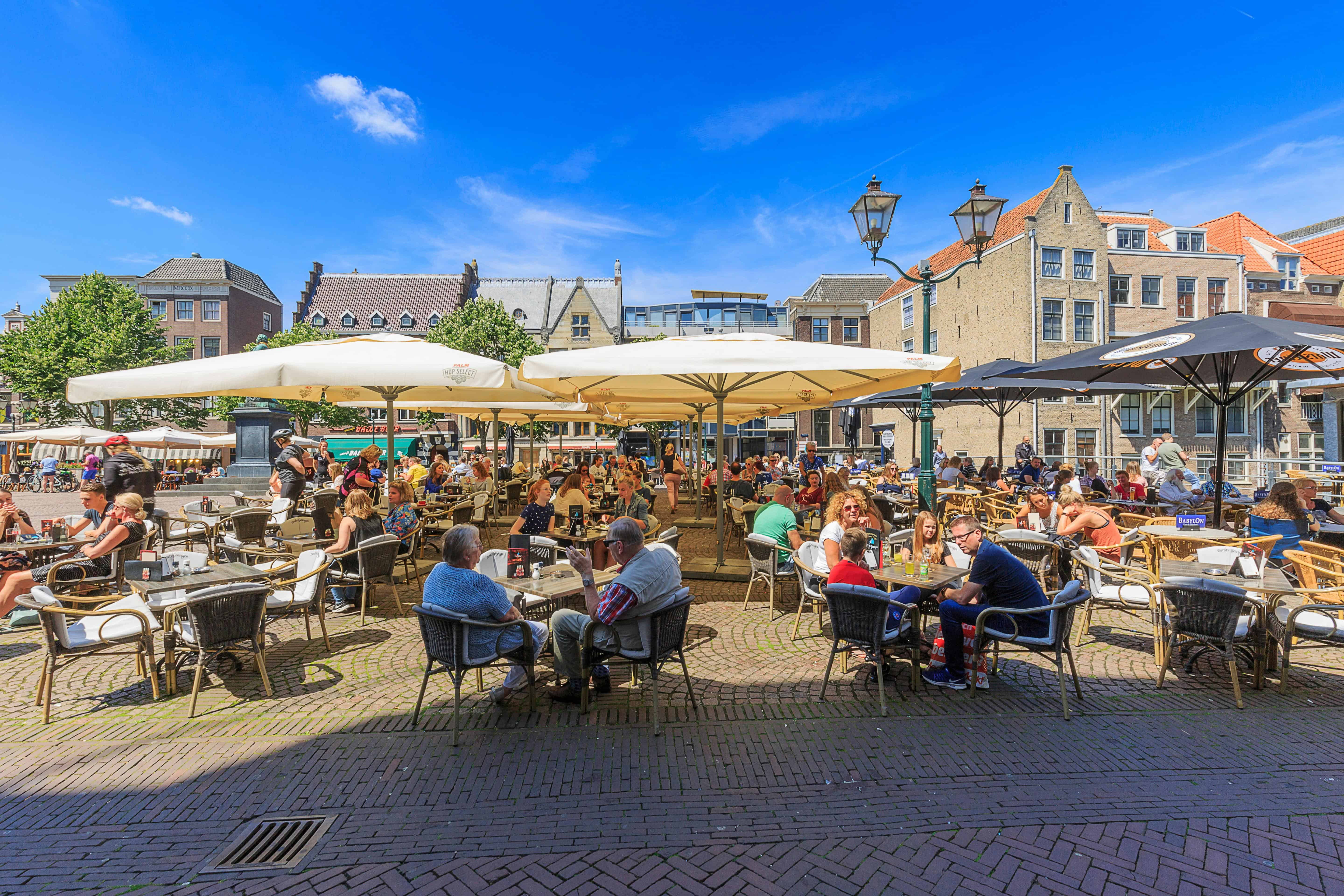 What is a Dutch borrel? Discover how drinks, snacks, gezelligheid and the vrijmibo turned borrelen into a beloved Dutch social ritual.