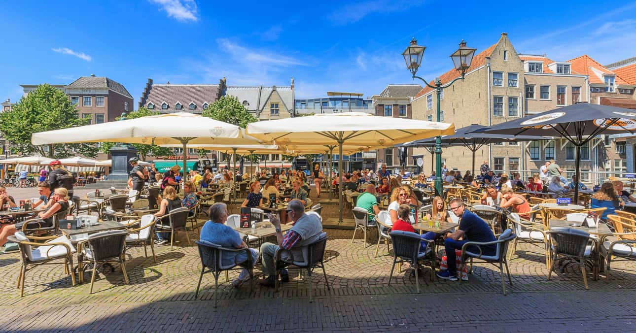 What is a Dutch borrel? Discover how drinks, snacks, gezelligheid and the vrijmibo turned borrelen into a beloved Dutch social ritual.