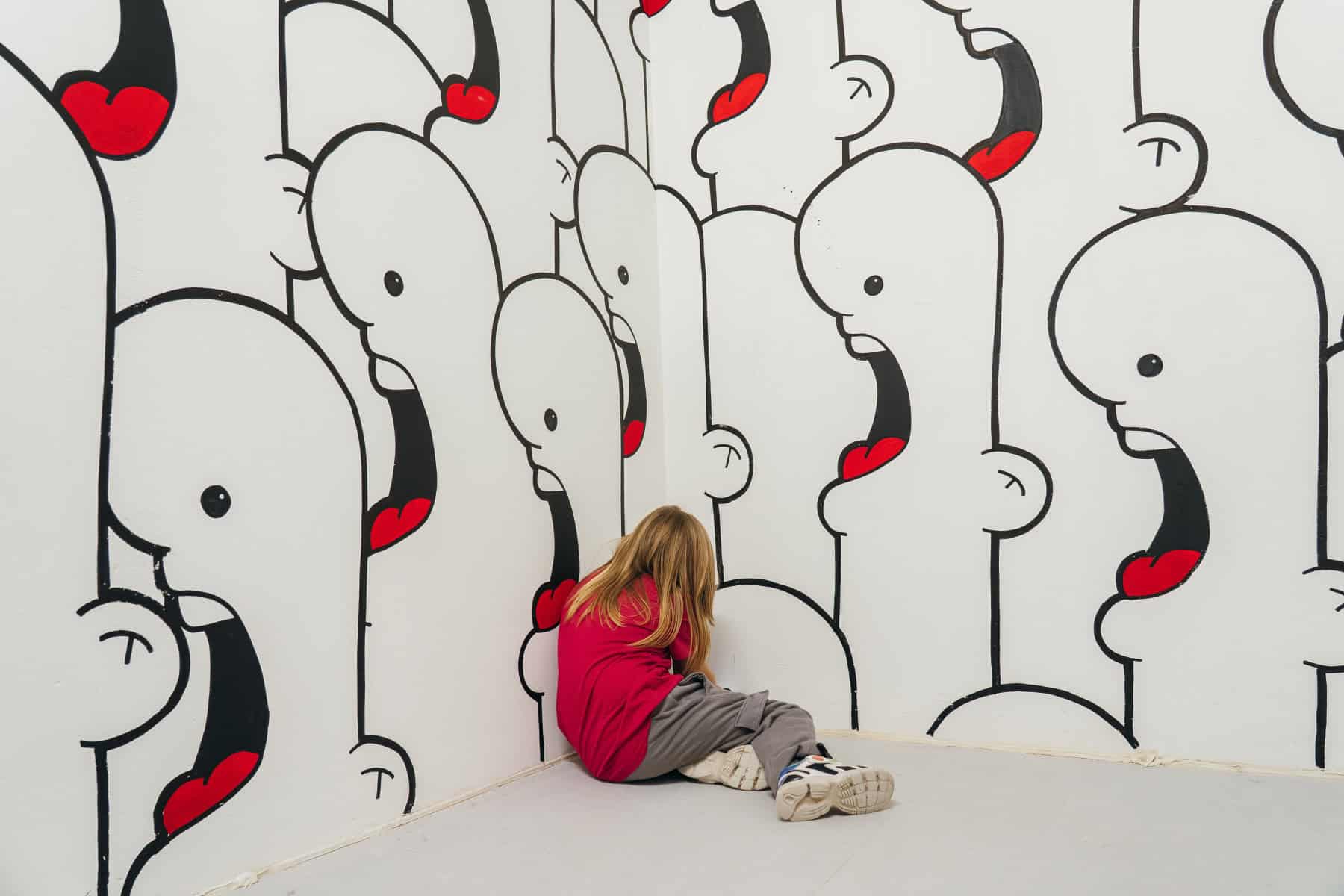 Room-filling graphical work by Ran Kunst. Photo: Almicheal Fraay