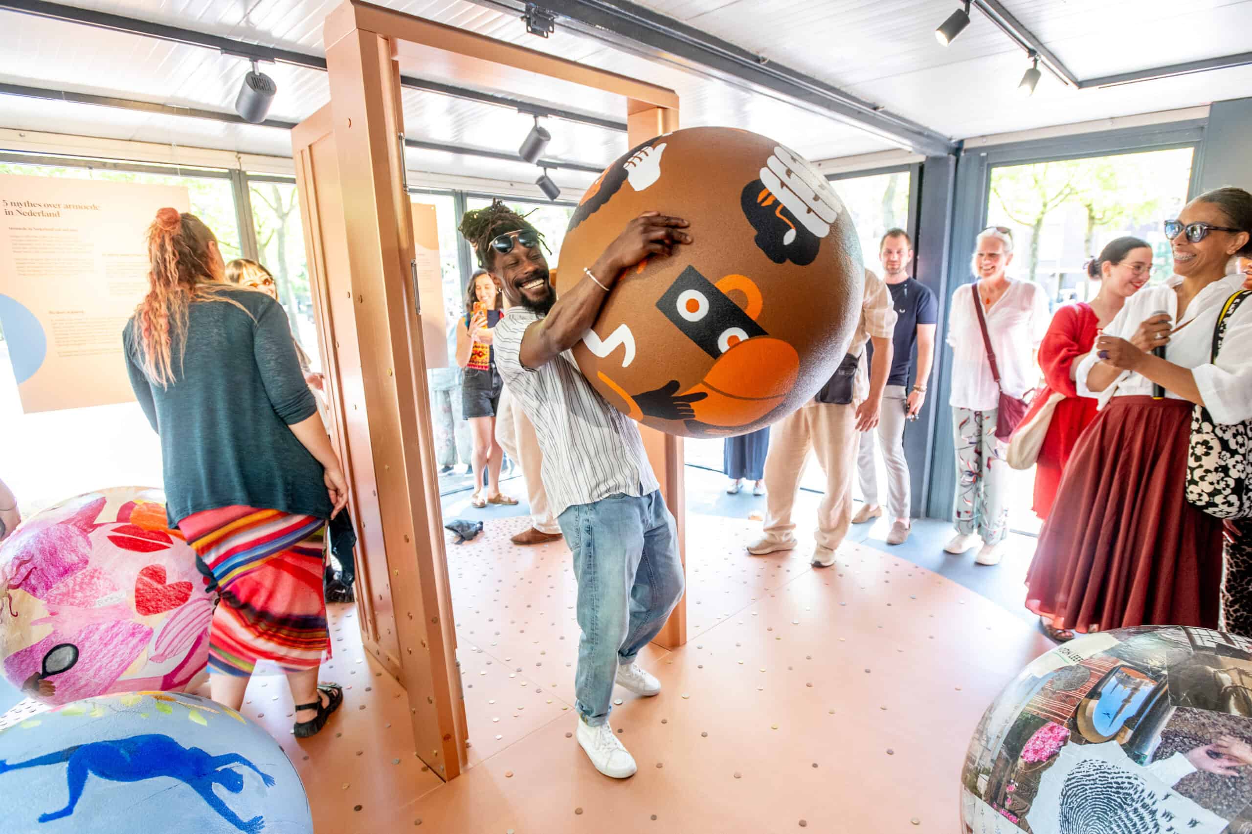 De Ballen is a Rotterdam art installation that lets visitors experience the weight of poverty, discrimination and unequal treatment.
