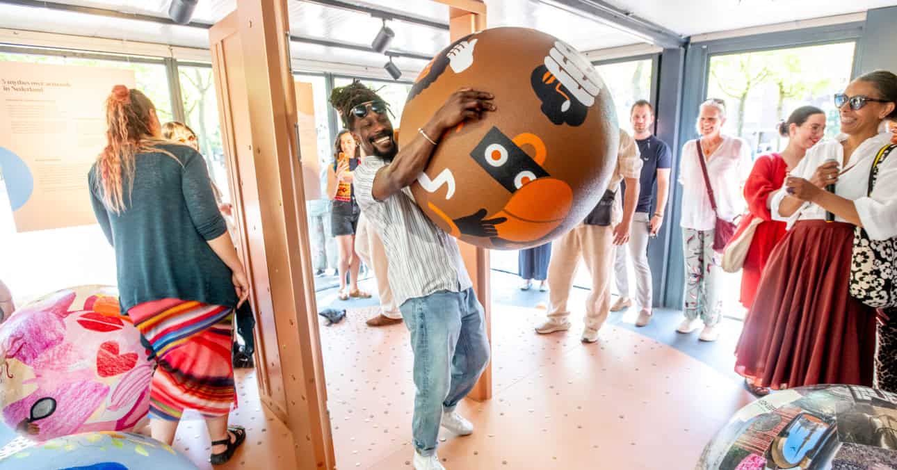 De Ballen is a Rotterdam art installation that lets visitors experience the weight of poverty, discrimination and unequal treatment.