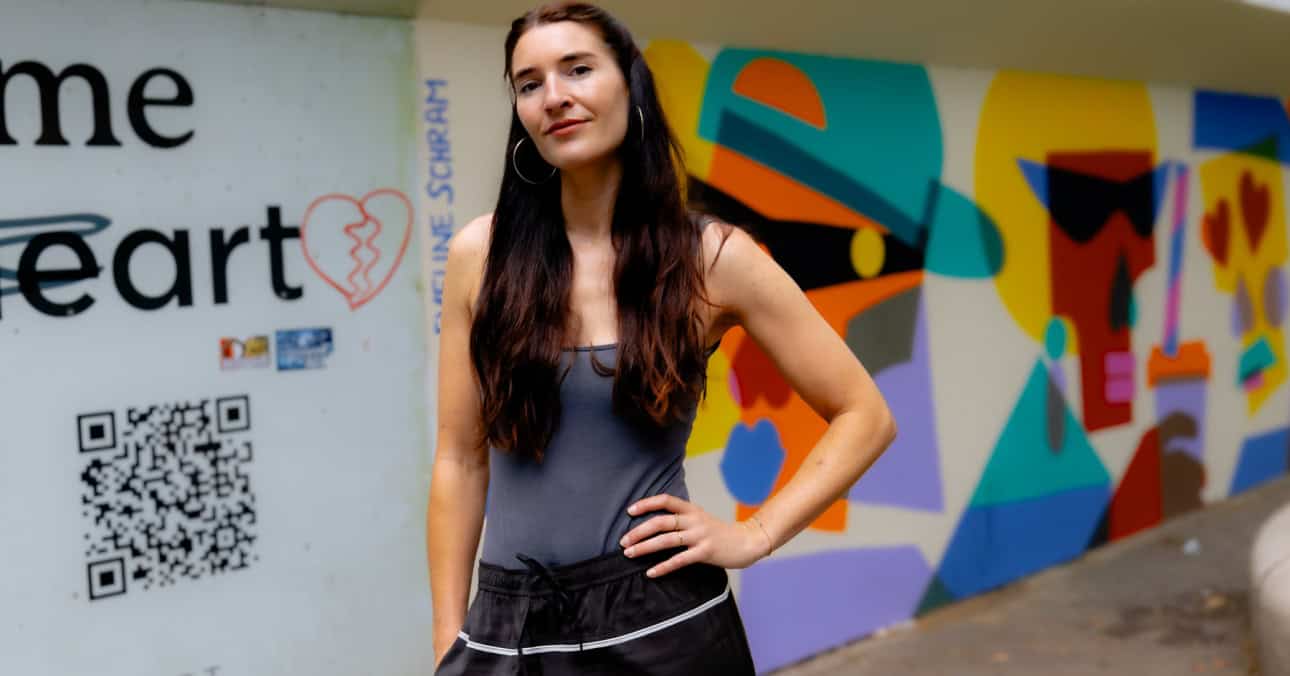 Rotterdam artist Eveline Schram has created the final Show Me Your (He)Art mural on the construction fences at EDGE Coolsingel.
