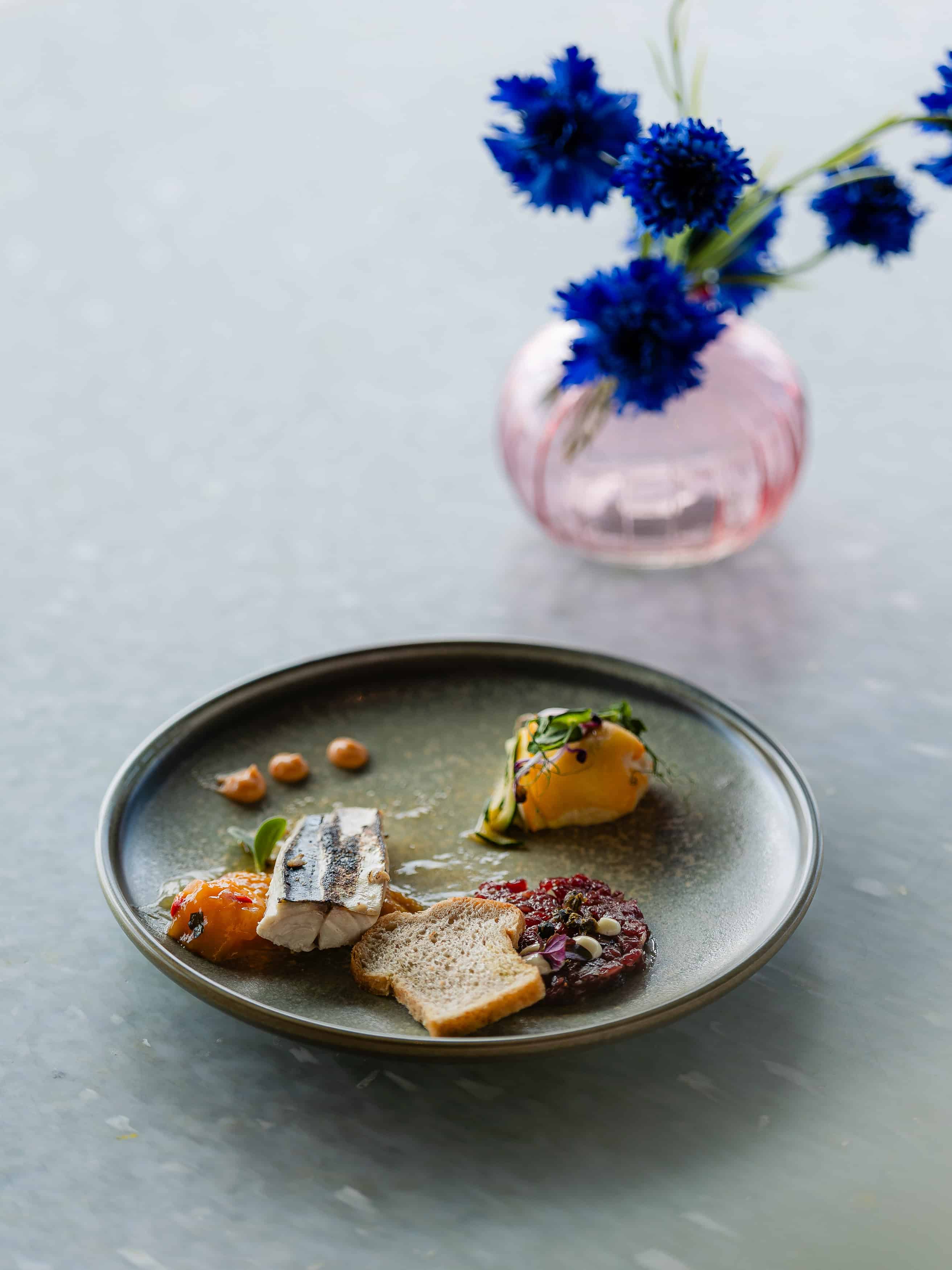 Seared mackerel with accompaniments during the tasting at Euromast Brasserie. Photo: LDDK.