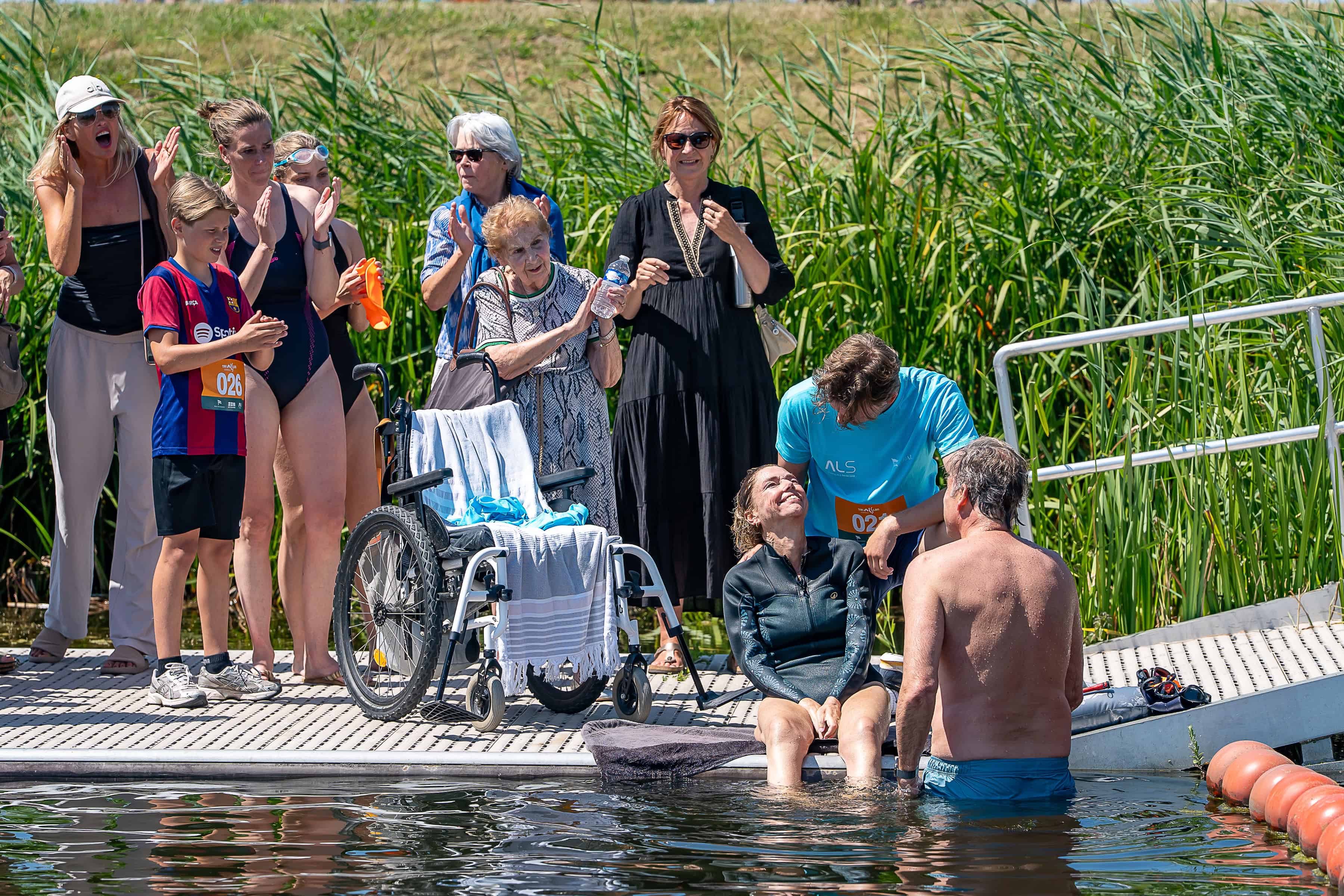Lucille Luijkx is welcomed ashore after completing the 500-metre swimming course. Photo: Jeannet Koomans.