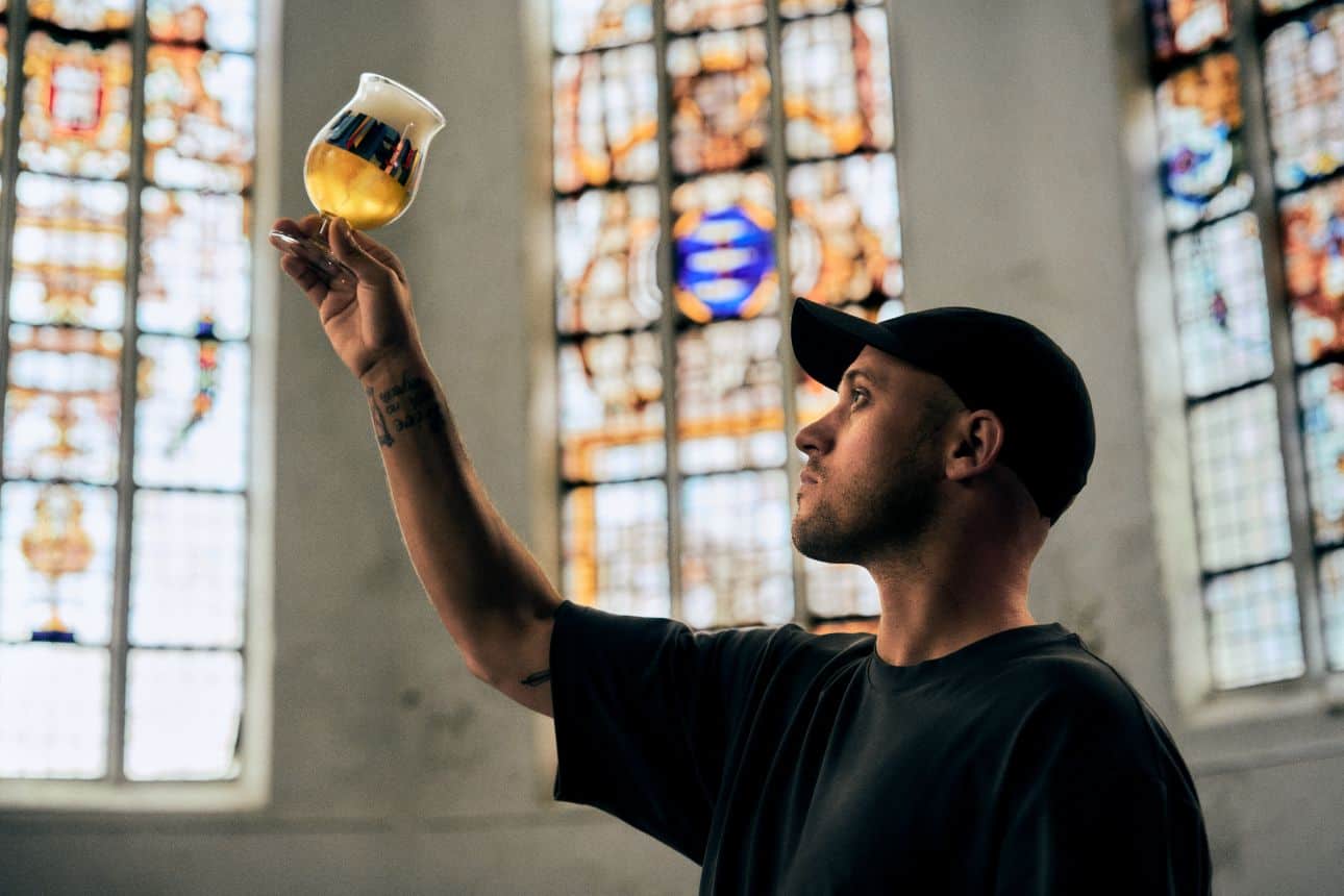 Rotterdam artist Saïd Kinos with the Duvel Designer Glass 2026