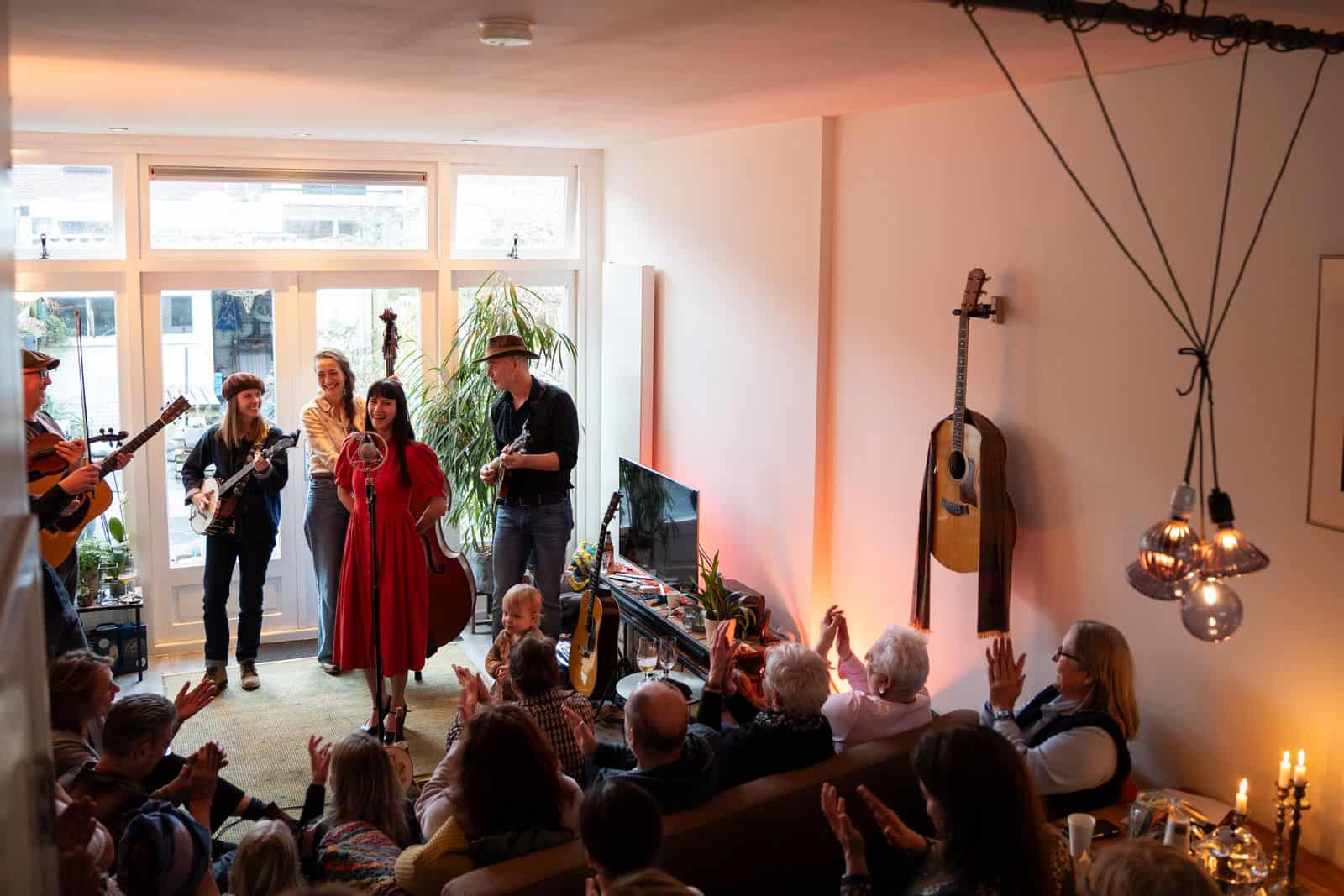 Gluren bij de Buren Rotterdam 2027 seeks performers and hosts Gluren bij de Buren returns to Rotterdam on 31 January 2027. Performers and living-room hosts can register until 11 December 2026.