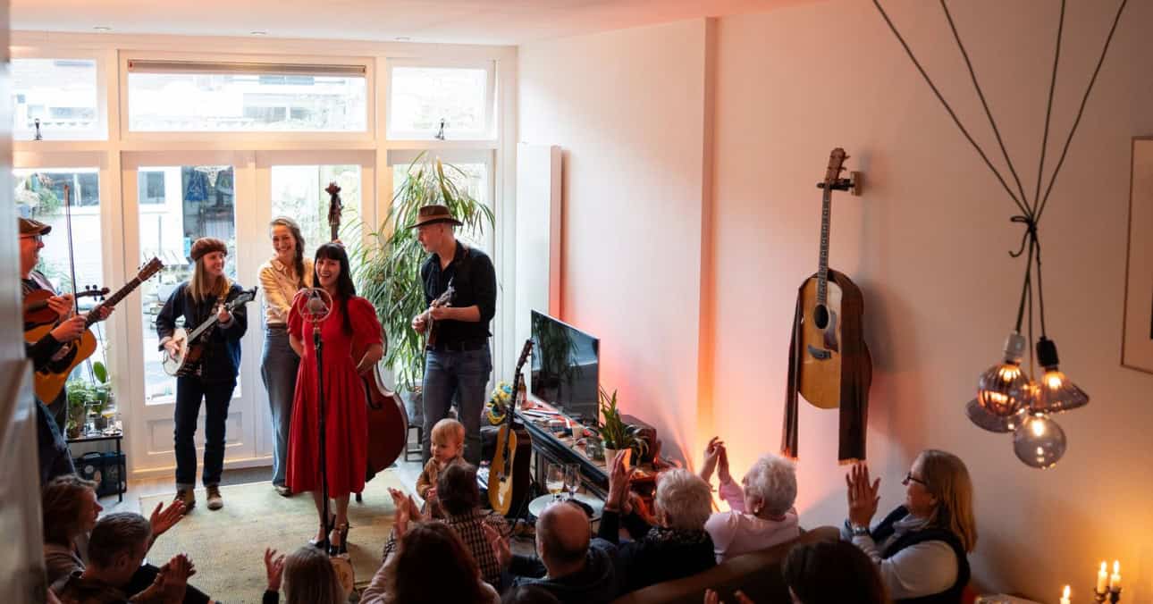 Gluren bij de Buren returns to Rotterdam on 31 January 2027. Performers and living-room hosts can register until 11 December 2026.