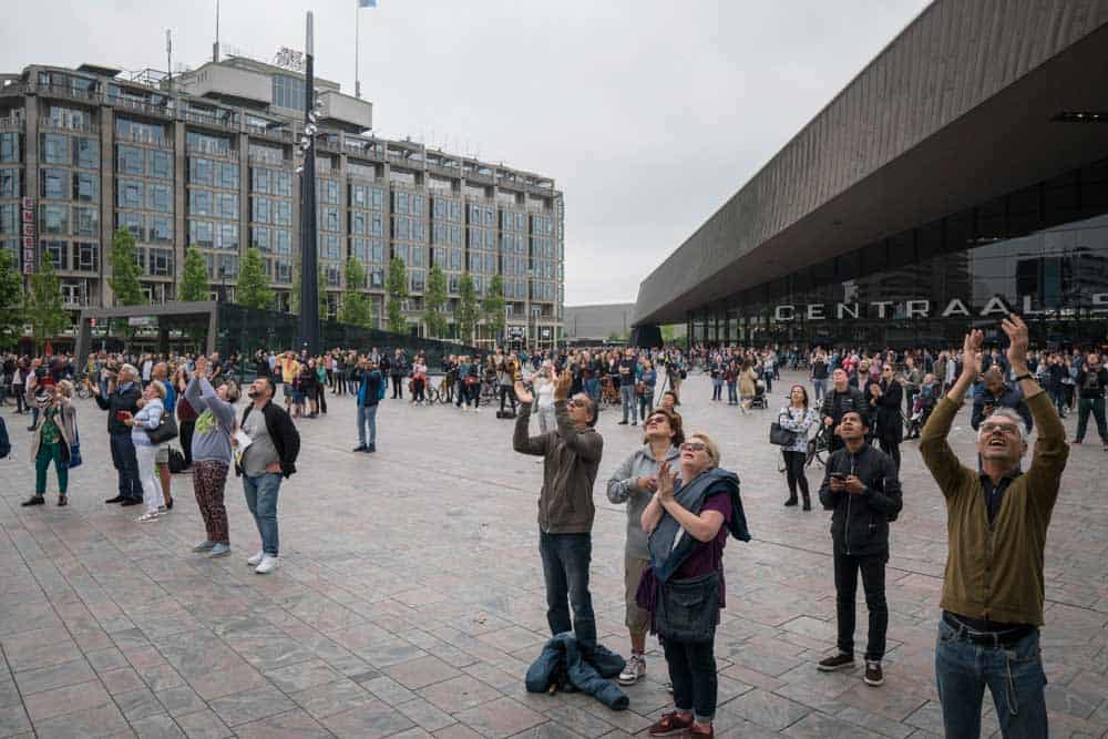 At Stationsplein, people stare breathlessly at the highline stunt (Saturday 2 June) 📷 Frank Hanswijk