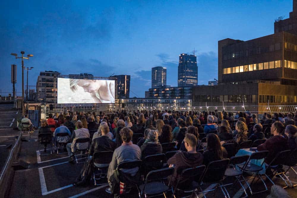Visitors enjoy a movie during 'Rooftop Movies met Pleinbioscoop,' on the roof of Q-Park de Bijenkorf (Saturday 2 June) 📷 Frank Hanswijk