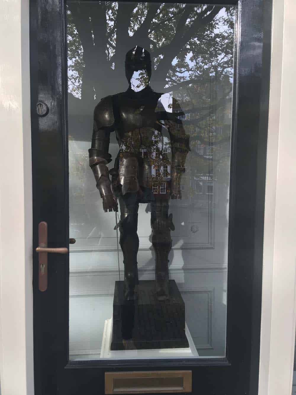 Knight's armour in the shop window of an antiquarian 📷 Anna Soetens