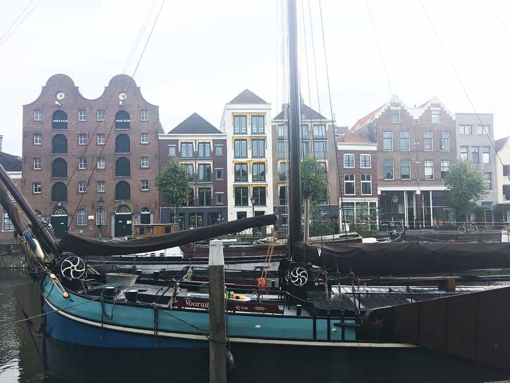 One of many inhabited ships on the banks of Delfshaven 📷 Anna Soetens