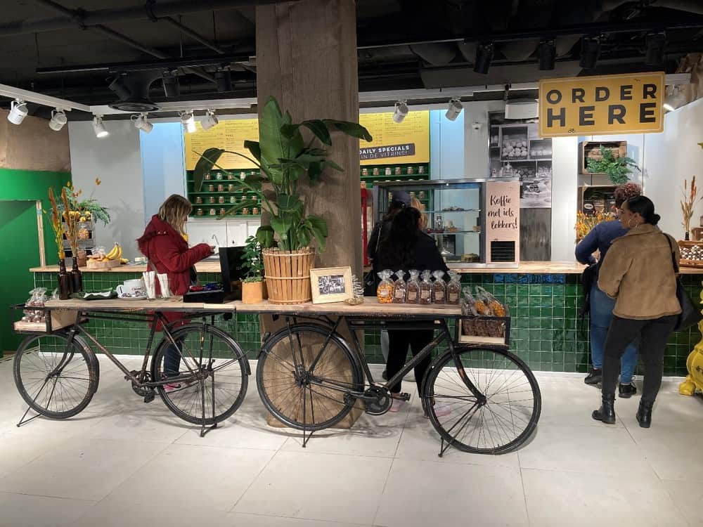 Peppernuts pop up store café counter 📷 Anna Soetens