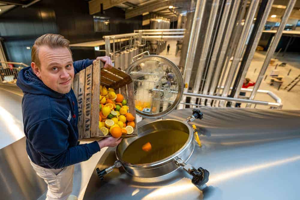 Stadshaven Brouwerij Master brewer Wesley Aarse throws the first fruit into the brew kettle 📷 Arnaud Roelofsz