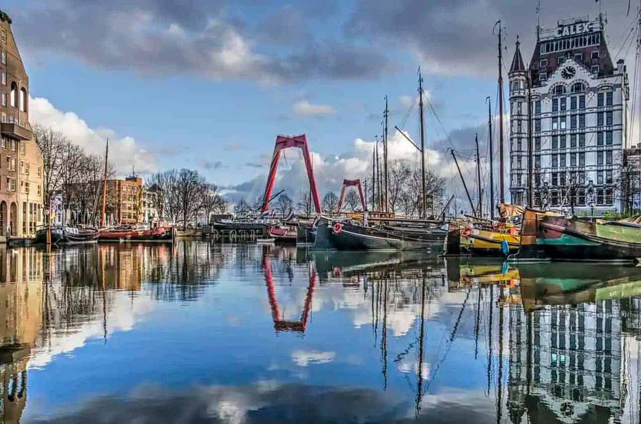 A view of Oude Haven, Willemsbrug and Witte Huis