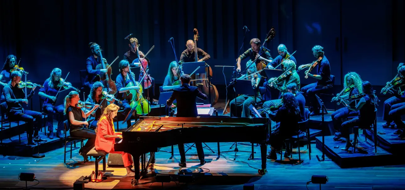 Click to enlarge Iris Hond & Kamerata-Zuid play Einaudi